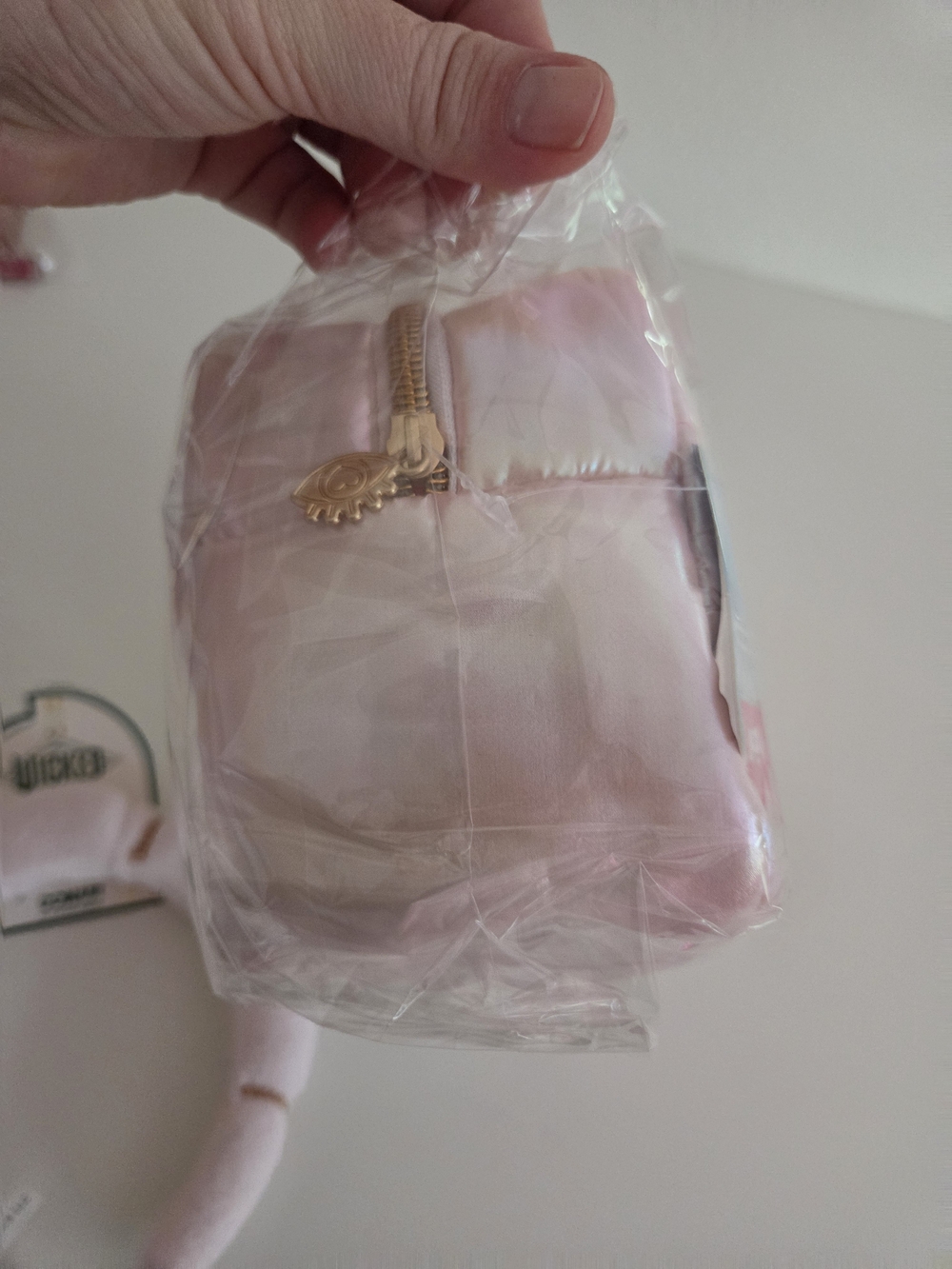 Conair Headband With The Creme Shop Cosmetic Bag - Picture 4 of 7